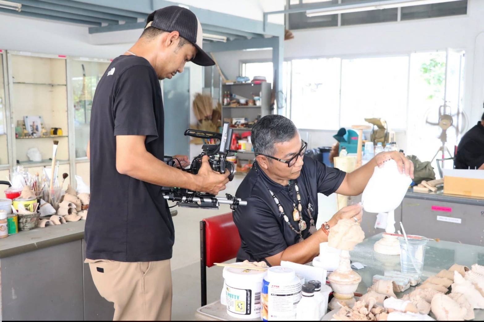 title - เลขาธิการ ส.ป.ก. บันทึกเทปให้สัมภาษณ์กิจกรรมการดำเนินงานผลสำเร็จของศูนย์ศิลปาชีพบางไทรฯ ณ ศูนย์ส่งเสริมและพัฒนาอาชีพเสริมนอกภาคการเกษตร